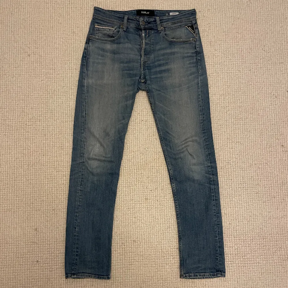 Hej! Säljer nu dessa super trendiga replay jeans. Superfint skick. Passform slim. Modellen heter grover . Jeans & Byxor.