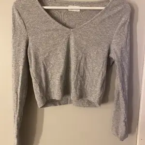 En grå tröja från even&odd i bra skick, använd några få gånger 