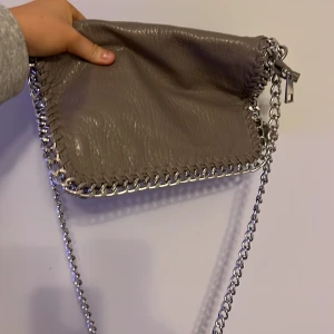 Grå väska - Grå väska som inte kommer till användning 