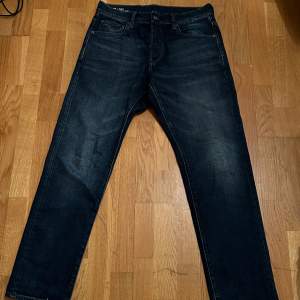 Mörkblå G Star jeans som jag fick i julklapp. Dem är för stora i midjan för mig så har bara använt dem några gånger. Skulle säga att jeansen sitter mellan straight och slimfit.