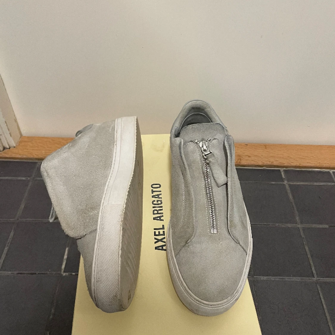 Gråa Axel Arigatos  - 91