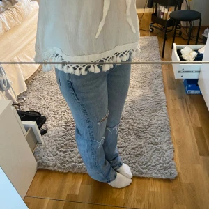Mid rised jeans - Ett par väldigt snygga jeans från zara som har 78 cm som innebenslängd. Bra skick och bra kvalitet. Säljes pågrund utav att jag inte använder det längre. Jag är 158 cm lång och bär stolek 34. Köparen står för frakten