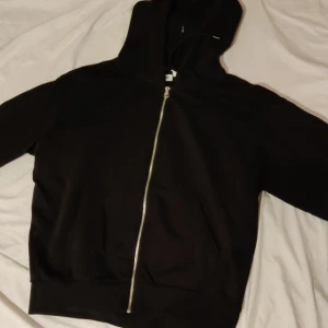 Weekday zip up - Helsvart zip up hoodie från Weekday i storlek XS. Gott skick.