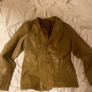 Mex läderjacka  - Skit snygg läder jacka från Mexx!! Har lite tight passform på mig o sitter jättesnyggt! I felfritt skick!😻