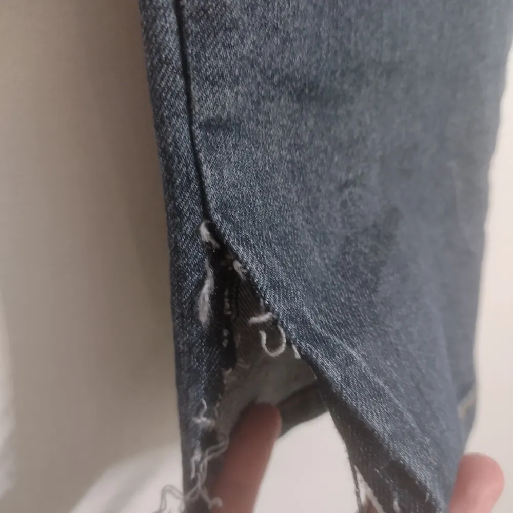 Straight/skinny jeans som jag köpte från Second hand💞 storlek: bredd 27/30 längd 31💞 köpte för 200 kr och använt 3 gånger. Klippta där nere så dom inte är lika skinny. TRYCK INTE PÅ KÖP NU!! . Jeans & Byxor.