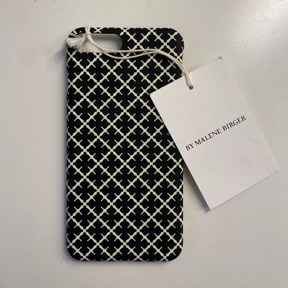 Säljer detta nya och oanvända Marlene Birger mobilskalet för iPhone 7plus, den har fortfarande prislappen på och jag säljer den för att den inte passar till min mobil. Jag köpte den på rea för 299kr och jag säljer den för 230kr💕. Accessoarer.
