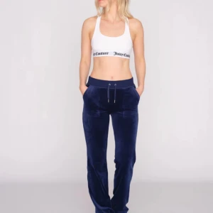 Juicy Couture - Juicy couture byxor i mörkblått 💞 jättefint skick och använts ett fåtal gånger, inga defekter eller annat💗 säljer pga att dom är förstora 💕köpta på deras egna hemsida och är jättefina! Kan möjligen sänka priset, skriv för ytterligare funderingar 💗