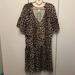 Klänning leopard - Oanvänd leopardklänning från hm storlek XL