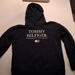 Tommy Hilfiger hoodie - Knappt använd. Köpare står för frakt, kan mötas upp.