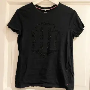 En T-shirt med svarta stenar✨ Använd men i fint skick 