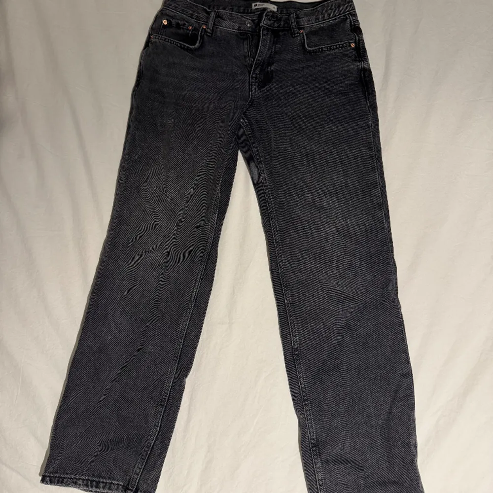 Säljer ett par super fina low waist jeans som är använda ett par gånger. Säljer pga att dom har blivit för små. Köpta för 500kr❤️. Jeans & Byxor.