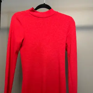 Röd långklänning från Gina i storlek s, har använts några gånger men är som i ny skick. 