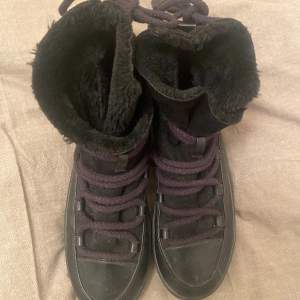 Jättefina svarta fodrade vinter skor från Gina Tricot i Storlek 38. Liknar de populära inuikii skorna! 