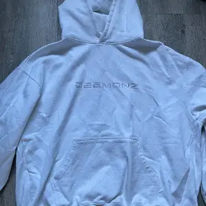 Riktigt snygg hoodie från Deemonz 7/10 cond Inga synliga defekter, har kanske förlorat lite färg men inga fläckar så vitt jag vet
