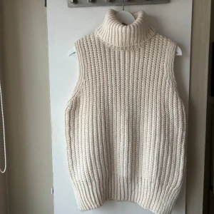 Stickad väst - Aldrig använd väst ifrån hm storlek 36 men lite större i storleken 