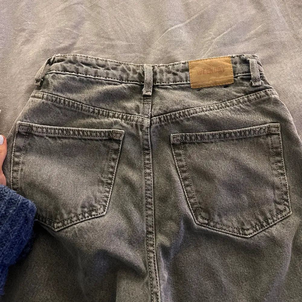 As snygga gråa jeans ifrån weekday i modellen rowe som inte säljs längre, str 25/30🥰 endast använda fåtal gånger. Nypris 500 (jeansen är lite skrynkliga på bilderna). Jeans & Byxor.