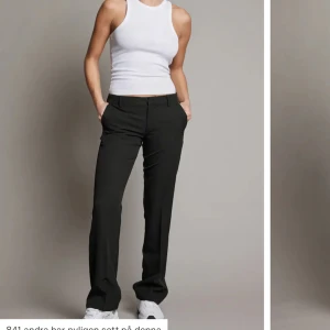 Lågmidjade kostymbyxor bikbok - Säljer nu mina svarta låidhade kostymbyxor från bikbok, nypris 499kr mitt pris 250kr💞💞💕💕 storlek 36, men passar nog även 34 som jag brukar ha💕💕