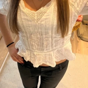 Super fin sommar/fest blus - Köpt här på Plick. Super fin sommar blus med brodderi kanter och puffärmar. 