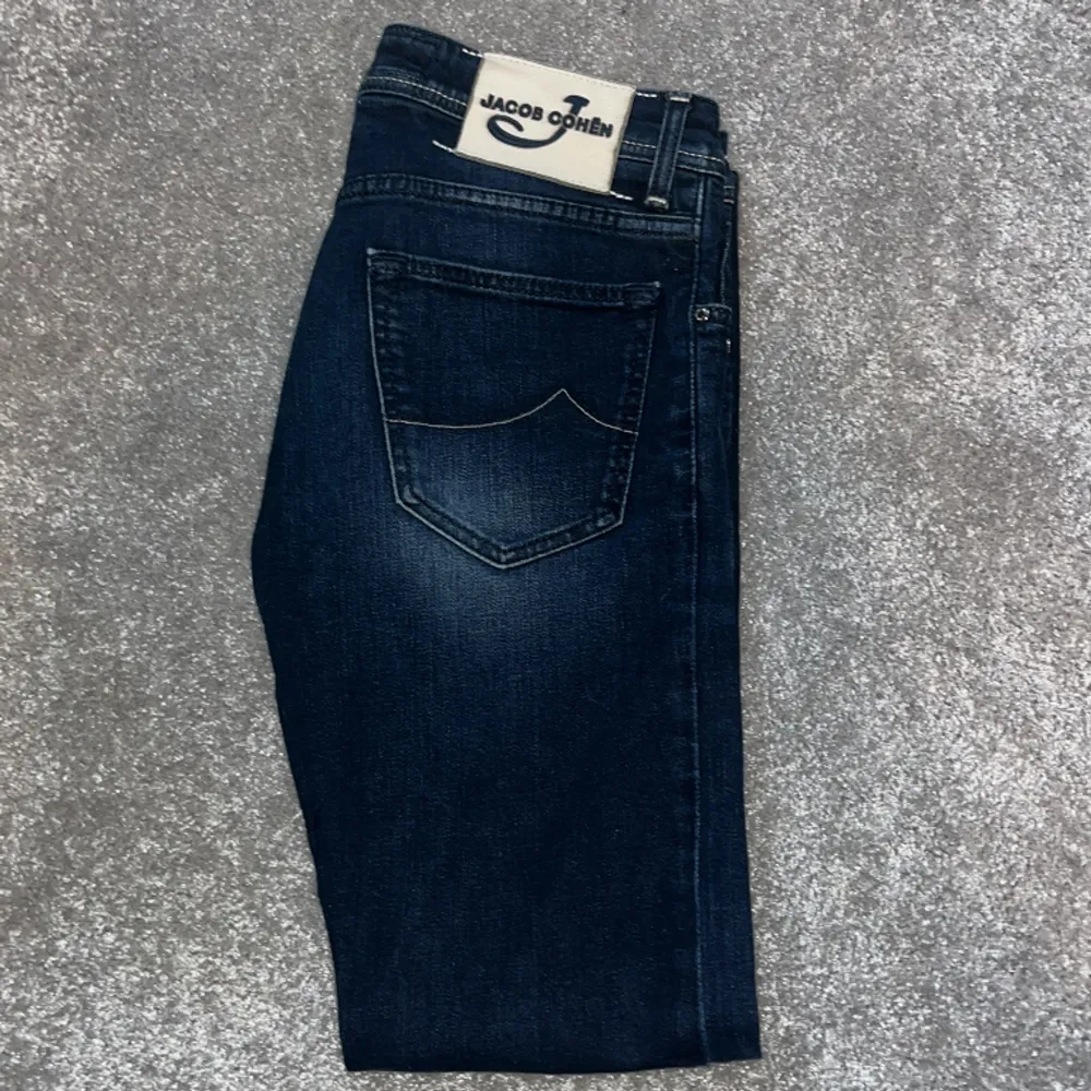 Tja. Säljer nu dessa sjukt snygga Jacob Cohen jeans stule 622 med revor i otroligt fint skick. Nypriset ligger på 5400kr men säljer de för endast 1999kr. Storleken på dessa är 30 och passar om man är ca 170-180. Tveka inte att ställa frågor🤩🤩. Jeans & Byxor.