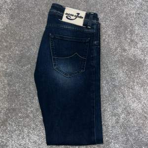 Tja. Säljer nu dessa sjukt snygga Jacob Cohen jeans stule 622 med revor i otroligt fint skick. Nypriset ligger på 5400kr men säljer de för endast 1999kr. Storleken på dessa är 30 och passar om man är ca 170-180. Tveka inte att ställa frågor🤩🤩