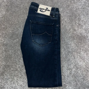Jacob Cohen Jeans - Tja. Säljer nu dessa sjukt snygga Jacob Cohen jeans stule 622 med revor i otroligt fint skick. Nypriset ligger på 5400kr men säljer de för endast 1999kr. Storleken på dessa är 30 och passar om man är ca 170-180. Tveka inte att ställa frågor🤩🤩