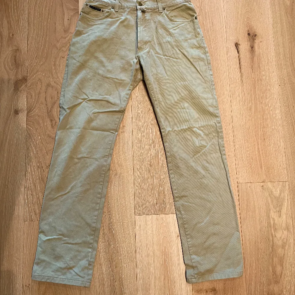 Beige Gant byxor/jeans storlek 32/34. Använt men bra skicka. Ända defekten är att Gant loggan saknas längs bak vid midjan eftersom den skavde lite. Jeans & Byxor.