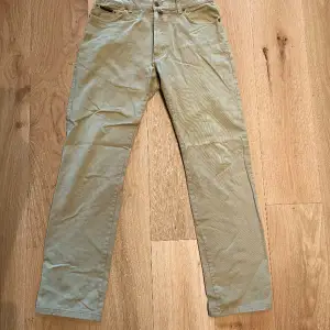 Beige Gant byxor/jeans storlek 32/34. Använt men bra skicka. Ända defekten är att Gant loggan saknas längs bak vid midjan eftersom den skavde lite