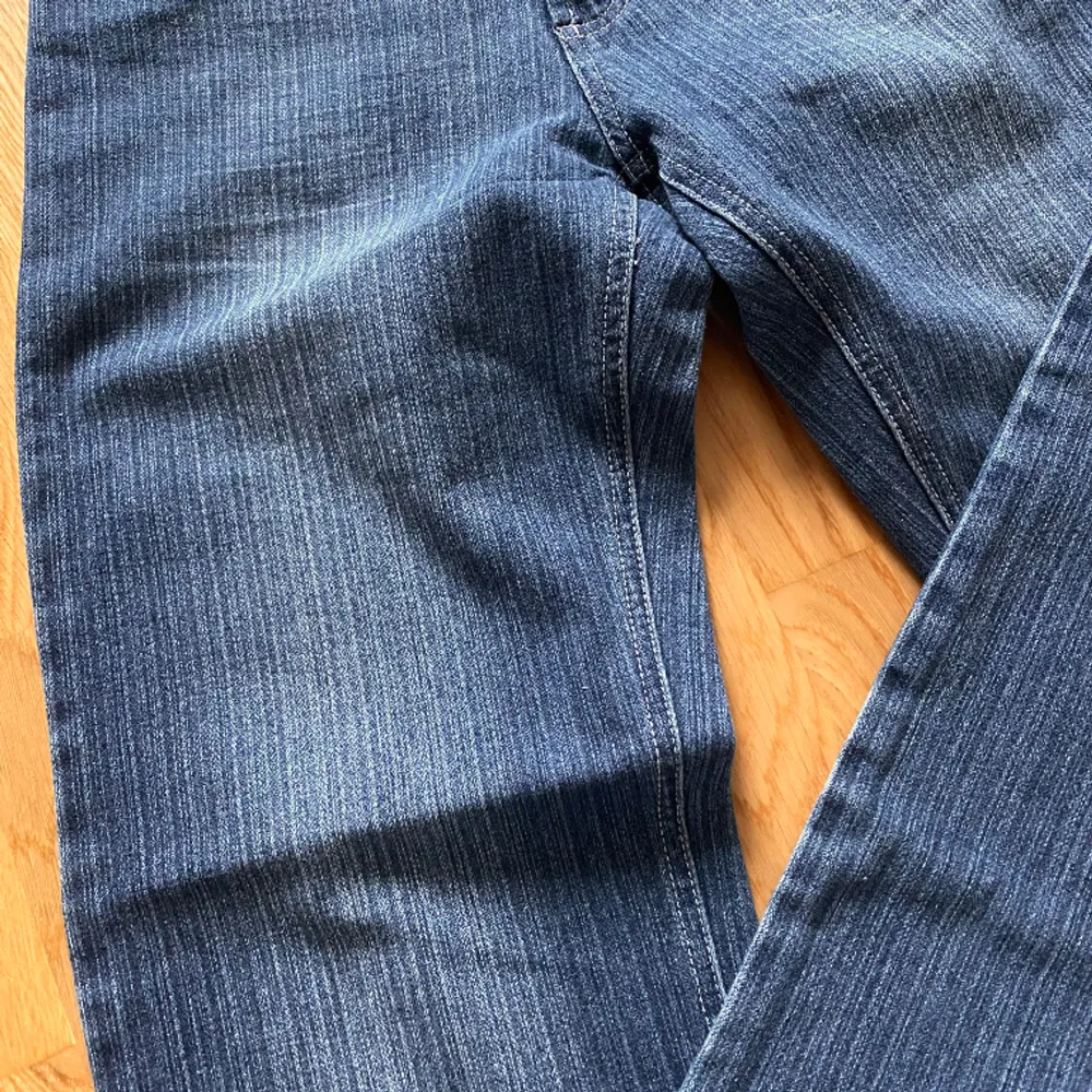 Ett par skitsnygga vintage jeans i storlek XS. Står size 16 men passar som 27 skulle jag säga, midjan är 78 cm och 33 cm tvärs över. Passformen är midrise. Total längd är 98 cm. Raka byxor med snygg fade! För fler mått kontakta mig 💛. Jeans & Byxor.