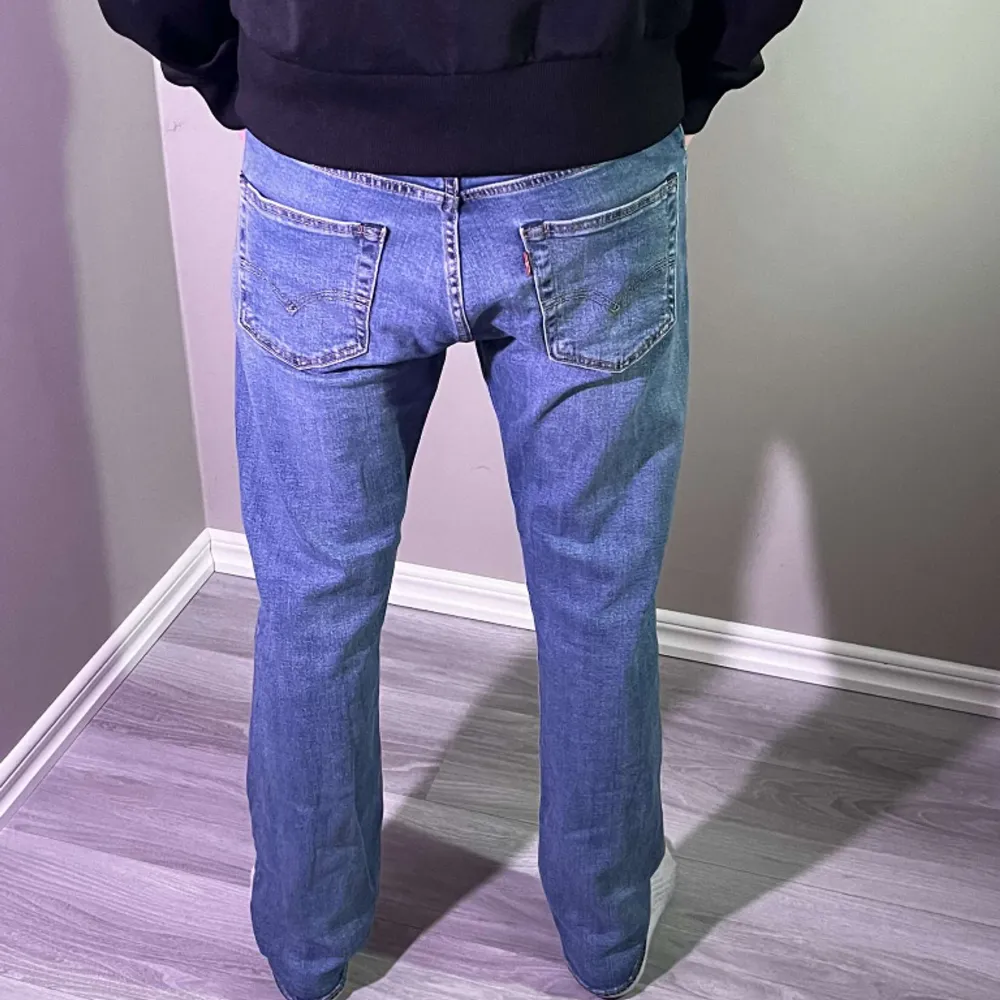Blåa Levis 501or i väldigt bra skick. Modellen är cirka 180. Hör av er om ni har några frågor😀. Jeans & Byxor.
