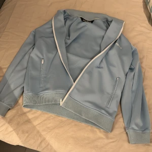 Palm Angels Zip-Tröja - En ljusblå/babyblue Palm Angels Zip-Tröja. ((R£P)) Använd 4 gånger ungefär och inga fläckar, skador som kah har sett.