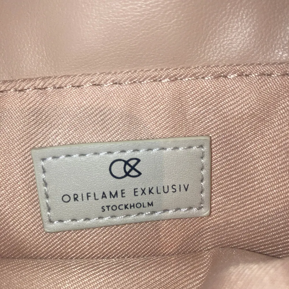 Jätte snygg rosa handväska. Har använt typ 4 gånger. Gillar den väldigt mycket men behöver pengar. . Väskor.