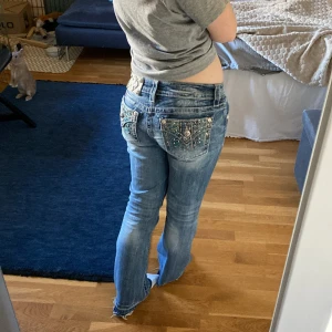 Miss me jeans - Såå fina lågmidjade och bootcut miss me jeans i jätte bra skick med blå gröna detaljer och rhinestones på bakfickorna! Pris går att diskuteras men säljer ändast för bra pris❤️❤️de e bara å höra av er vid frågor osv!