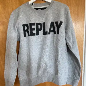 Säljer denna swetshirt från replay i väldigt bra skick, hittar inte riktigt storleken men skulle säga S/M