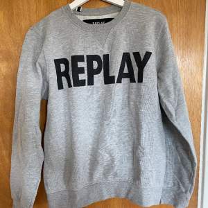 Säljer denna swetshirt från replay i väldigt bra skick, hittar inte riktigt storleken men skulle säga S/M