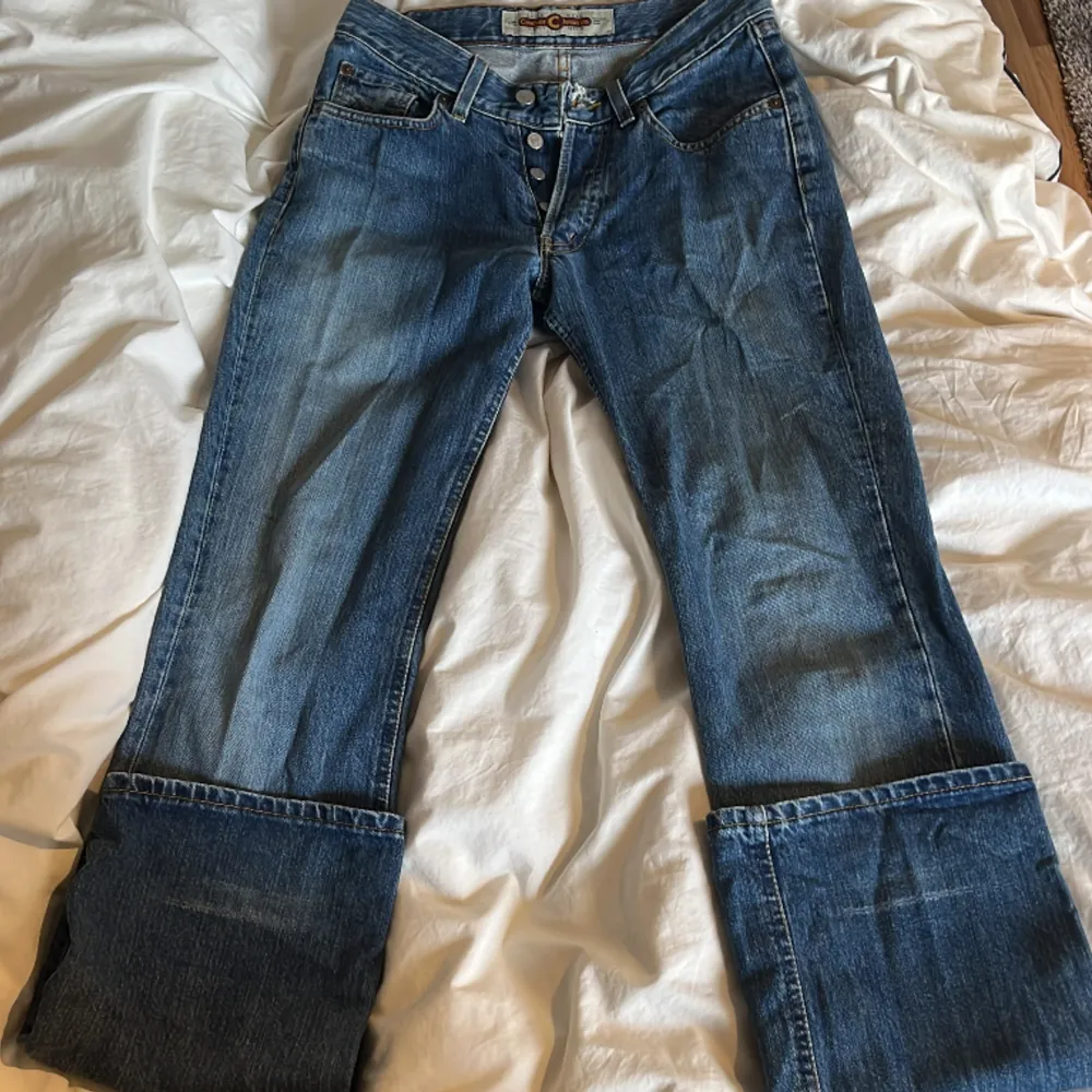 Lågmidjade vintage jeans från crocker jeans co. Säljer dessa pga för små. Lite ” upprivet ” vid knapphålet, men ingenting som stör eller ser fult ut! Passar som S. Pris kan alltid diskuteras!💕. Jeans & Byxor.