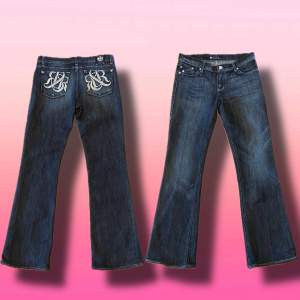 Ett par eftertraktade och sällsynta Rock & Republic Jeans i en Bootcut Modell. Fin blekning på låren och snyggt tryck på fickorna där bak. Jeansen är i perfekt skick, 10/10. Skriv om ni har frågor ☺️