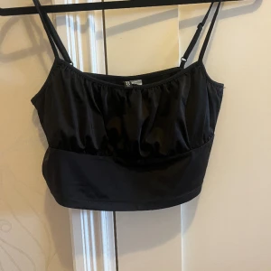 Linne svart, satinliknande material - Svart linne från h&m i strl L. Däremot sitter det perfekt på mig med strl S🎀🤗 Använt fåtal gånger.