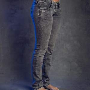 Snygga Lågmidjade vintage Jeans. Pris: 389kr Midjemått (rakt över): 35 cm Innerbenslängd: 76 cm Ytterbenslängd: 98 cm
