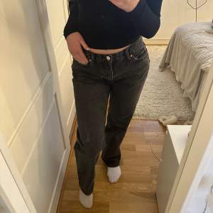 Ett par helt oanvända endast testade jeans från Gina. Modellen heter ”Low straight” och sitter jättefint. Säljer då de inte riktigt är min smak på jeans. Nyinköpta för 400 säljer för 300. Kontakta mig för fler bilder, köparen står för frakten 🩷