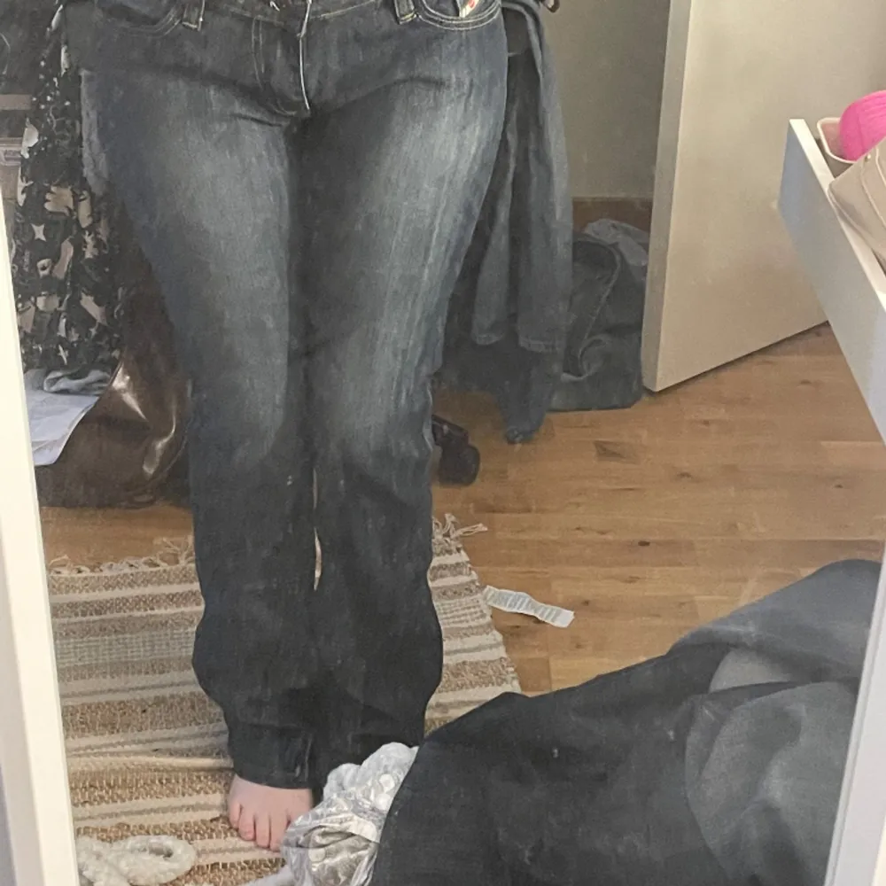 Skiitsnygga jeans köpta här på plick för 300, så otroligt snygga men för långa för mig (är 169 cm). Jeans & Byxor.