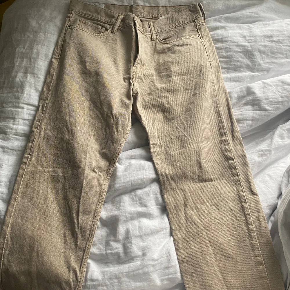 Jeans från HM i en lite mörkare beige färg som aldrig används på grund av att det är fel storlek för mig. Såklart i nyskick eftersom att de aldrig används:) Storleken är W32/L32 och det är lite med relaxed i passformen.. Jeans & Byxor.
