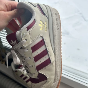 Adidas forum low cl shoes  - Nypris 1350. Knappt använda bara lite creasing på ena. Säljer då det är för stora för mig passar 38/39 skulle jag säga 