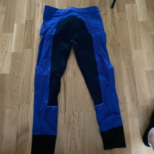 Ridbyxor storlek 36 - Blåa ridbyxor i storlek 36. Använda ett fåtal gånger. Väldigt fint skick. 