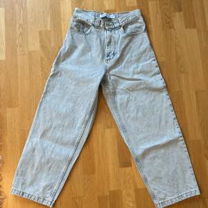 Det är ett par ljusblå polar big boy jeans i storleken xs. De är självklart äkta. Nypris ca 1300kr Säljer pågrund av att jag tröttnat på dem. Det finns även andra färger på min profil.