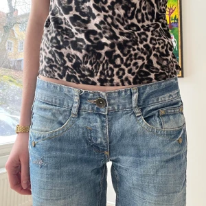 Lågmidjade raka jeans - Säljer dessa väldigt snygga Freeman jeans. Jag är ca 167 och de går hela vägen ner till marken på mig! Midjemåttet är 81cm runt om och innerbenslängden 79cm☺️ Tryck ej köp nu innan ni hör av er tack☺️🙏🏼