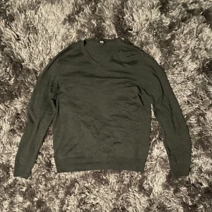100% merino ull tröja - Sjukt snygg merino Ull tröja  Skick: 9/10, använd fåtal gånger  Nypris: 749kr  Vårt pris: 249kr Pris kan diskuteras även bytas mot tröjor i samma prisklass