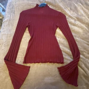 Vinröd blus - Jättefin vinröd blus från hm knappt använd