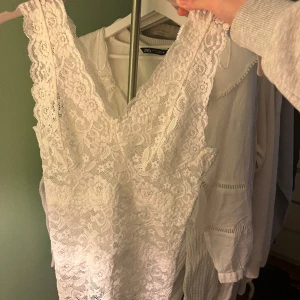 Spetstopp - Supersöt vit spetstopp. Andra bilden är lånad och mycket lik den jag själv har💞 säljer då den inte kommer till användning 💖