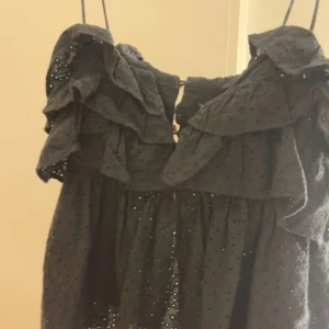 Topp Zara - Topp i bomull från Zara med hålbroderier. Storlek XS.  Bra skick. Inköpspris 359 kr. 