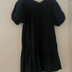 Zara klänning  - Säljer en svart zara klänning som köpt i sommras💕❤️
